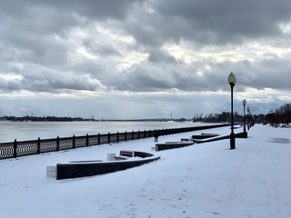 Obraz premium Winter embankment of the Volga River. View from the Yaroslavl Arrow.