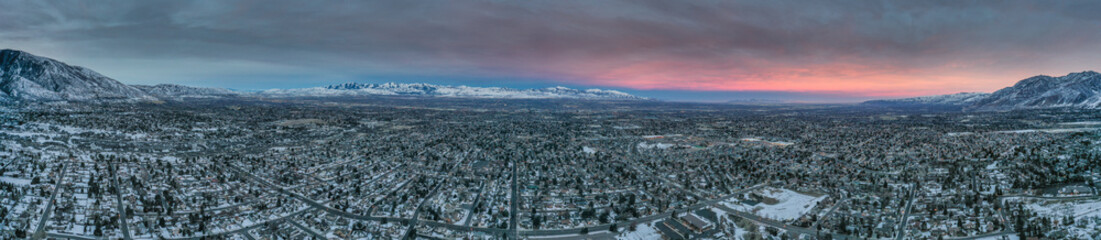 Fototapeta na wymiar Vue aérienne panoramique de Salt Lake City au levé du soleil.