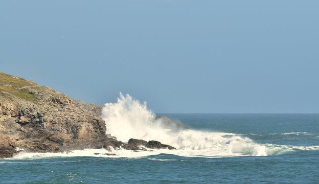 La Bretagne son rivage ses rochers ses falaises ses chemins c&ocirc;tiers ses ports de p&ecirc;che anciens et nouveaux ses digues les vagues la puissance de l'Oc&eacute;an et l'immensit&eacute; &agrave; perte de vue