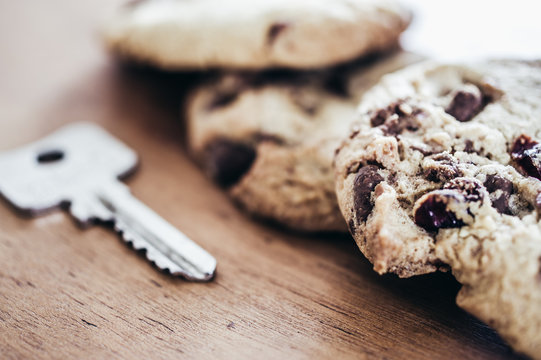 Cookies mit einem Schlüssel zur Verdeutlichung von Cookie Bannern für Websites