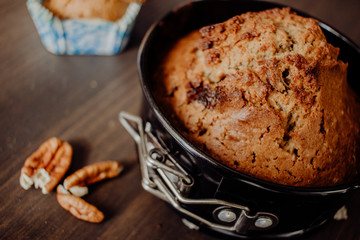 Biscuit of walnuts on wooden table | Bizcocho de nueces sobre mesa de madera 
