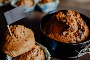 Biscuit of walnuts on wooden table | Bizcocho de nueces y chocolate sobre mesa de madera 