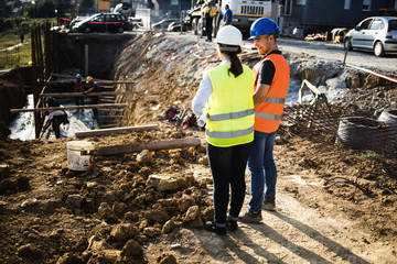 Construction workers hawe work meeting 