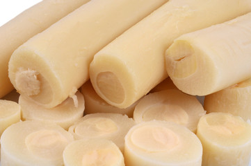 Cœurs de palmier entiers et en rondelles en gros plan