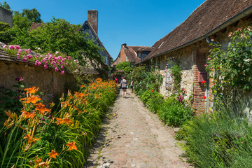 Fototapeta na wymiar Le village de Gerberoy dans l'Oise, lorsque les rosiers sont fleuris.