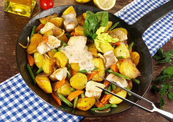 Pannfisch in der Pfanne mit Senfsauce