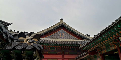 Fototapeta na wymiar Beautiful roof and ornaments in Korean Palace
