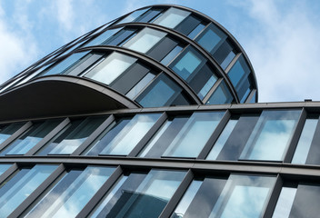 Abstrakte Fassade eines modernen B&uuml;rogeb&auml;udes in Hamburg, Deutschland