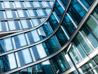 Abstrakte Fassade eines modernen Bürogebäudes in Hamburg, Deutschland