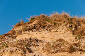 D&eacute;tritus enfouis dans les dunes