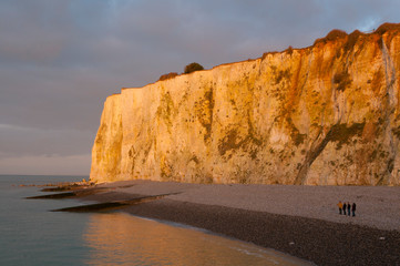 Les falaises de Mers-les-bains dorées par le soleil couchant