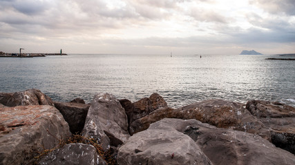 Estrecho de Gibraltar desde un acantilado al atardecer