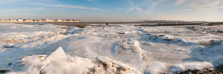 La plage du Crotoy couverte d'une croûte de glace - Hiver 2012 © Alonbou