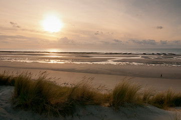 Promeur sur la plage en fin de journée