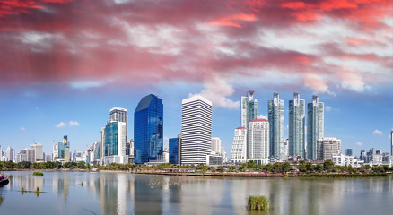 Obraz premium Bangkok skyline, Thailand. Aerial view of city buildings from Benjakitti Park