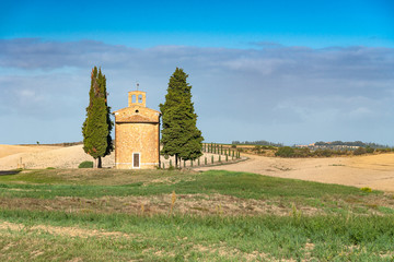 Fototapeta na wymiar Cappella di Vitaleta with cypresses in Tuscany