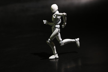 走るポーズをするプラスチック人形