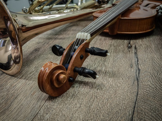 Musikinstrumente auf einem Holztisch