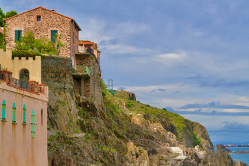 Fototapeta na wymiar homes on a cliff