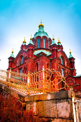 Uspenski-Kathedrale: Russische orthodoxe Kathedrale von Helsinki (Finnland) in starken Rottönen 