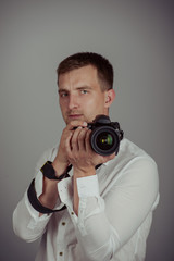 Obraz premium Young man using a professional camera