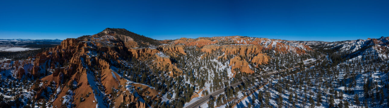 Vue aérienne panoramique de Red Canyon, dans l'Utah © Stan-972