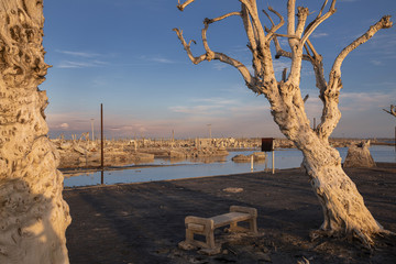 Ruinas de la Villa Epecuén en la provincia de Buenos Aires, Argentina, después de haber estado 20...