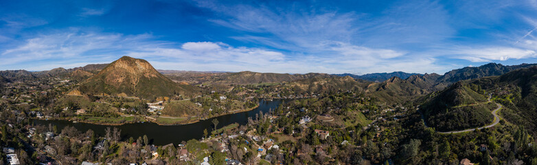 Vue a&eacute;rienne panoramique de Malibu Lake, et du mont Paramount, &agrave; cot&eacute; de Los Angeles, Californie