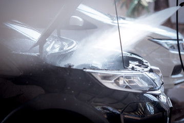 The injection of washing the engine while washing the car causes the engine of the engine to shine and shine black.