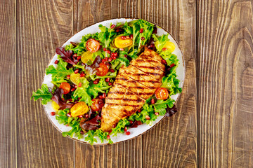 Salad with grilled chicken, lettuce and tomato.