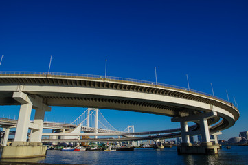 東京港に掛かる吊橋とループ橋