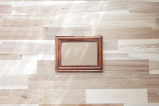 シンプルな部屋の木製額縁フレーム