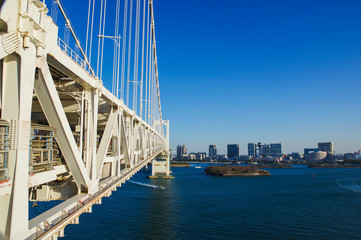 Obraz premium 吊橋の歩道から眺める光景