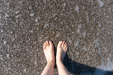 波打ち際と女性の足元