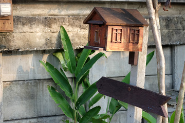 DIY mailbox in the village made from wood chips into the shape of the house. Simple but creative ideas. Look cute.