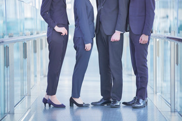 ビジネスシーン・4人のチーム