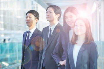 ビジネスシーン・4人のチーム
