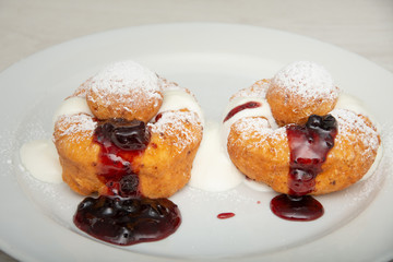Cream Donuts. Sweet, -Papanași cu smantana si dulceata