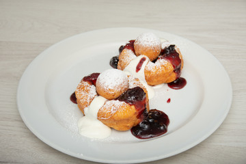 Cream Donuts. Sweet, -Papanași cu smantana si dulceata
