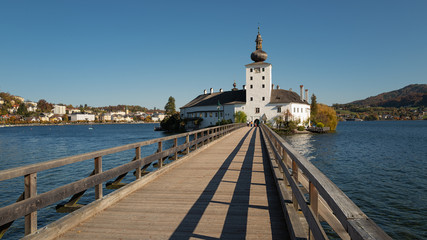 Fototapeta na wymiar Schloss Ort im Traunsee