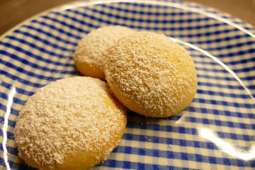Frische Mürbeteig-Butterkekse aus dem Ofen