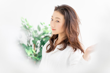 白髪ぼかしインナーカラーで上品に変わる！沖縄県那覇市「VIM hair おもろまち店」が提案する大人の髪色