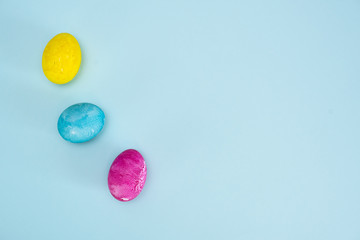 Obraz na płótnie Canvas Flat lay of Easter eggs on blue background