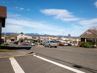 A street in downtown Troutdale in Oregon on a sunny day.