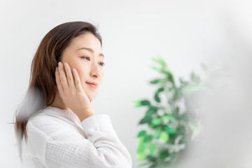 スキンケアする女性