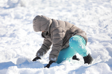 Fototapeta na wymiar Asian girls playing snow happily in japan. , Children playing in the snow , Children playing in the snow happily