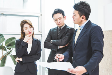 3人のビジネスマン・ビジネスウーマン（ビジネス状況）