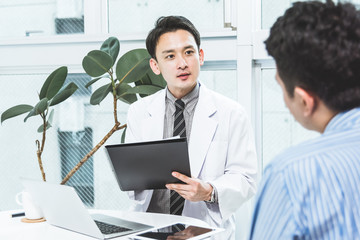 医師の診察をうける男性