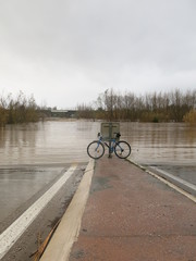 Inondation et route coupée pyrénées orientales avec vélo le long de la crue rivière Têt