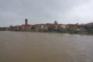 Fototapeta na wymiar Inondation dans les pyrénées orientales village de Rivesaltes crue de la rivière Agly